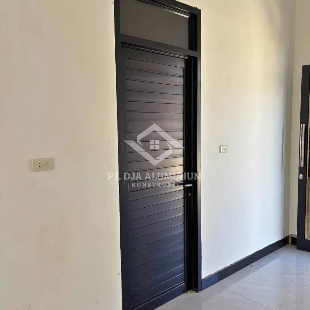 Pintu Aluminium Hitam Minimalis Kombinasi Kaca Slim Premium