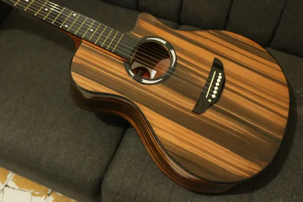 Gitar akustik motif kayu