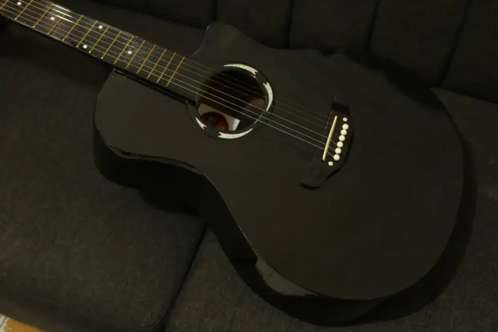 Gitar akustik warna hitam