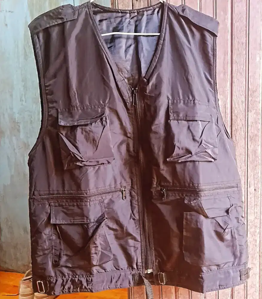 Jaket Rompi Hitam Parasut Lembut