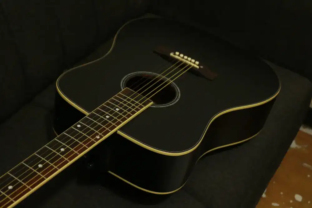 Gitar akustik jumbo bulat