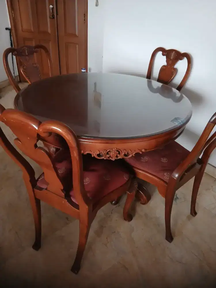 16 Furnitur antik dari kayu mahoni