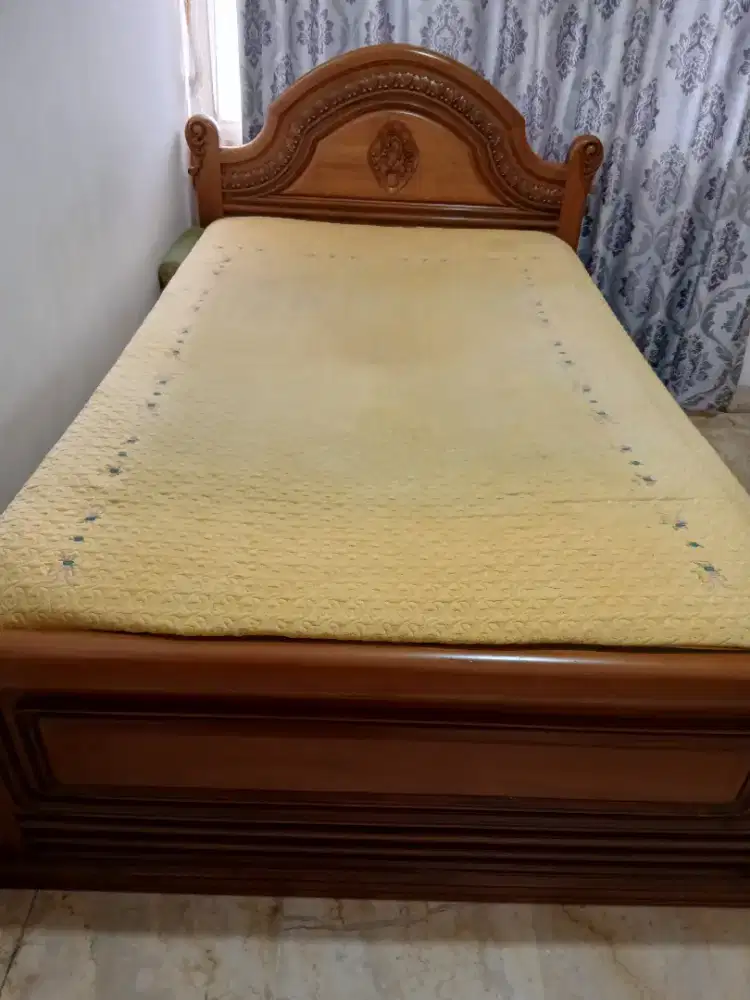 16 Furnitur antik dari kayu mahoni