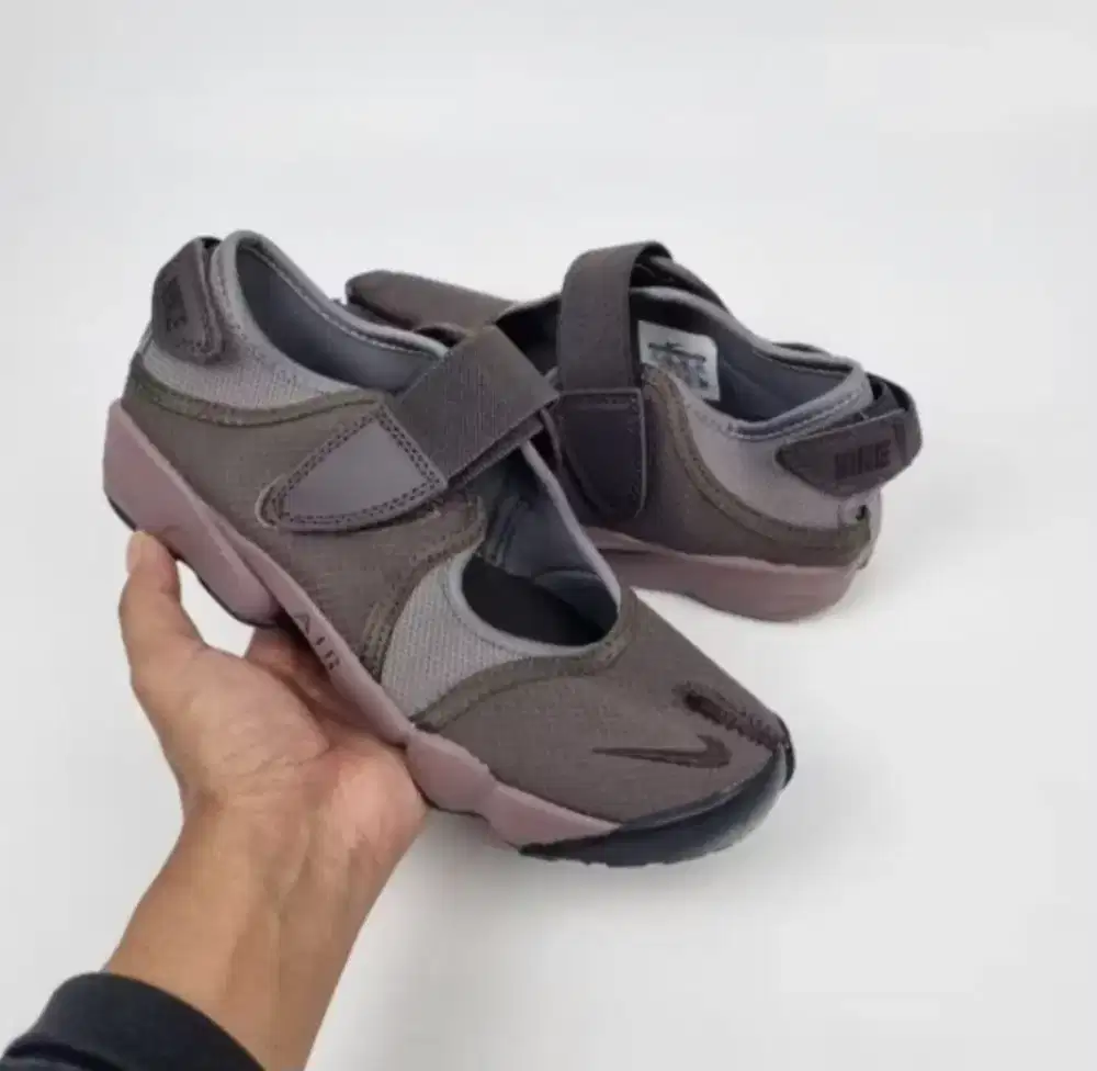 Sepatu sneakers Air Rift