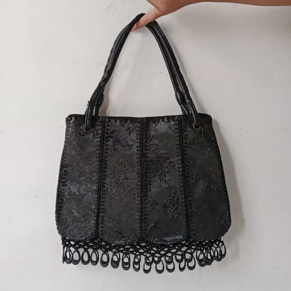 Tas Bahu Wanita Vintage Hitam Motif Bunga Embos Etnik Preloved