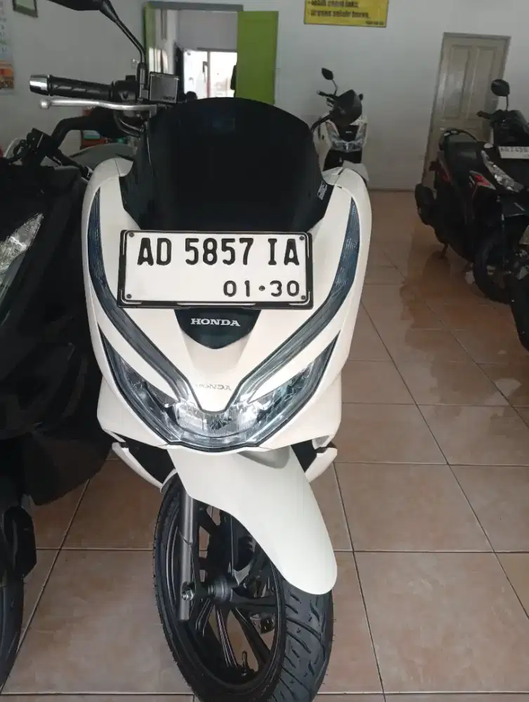 Pcx kyless warna putih glowsi