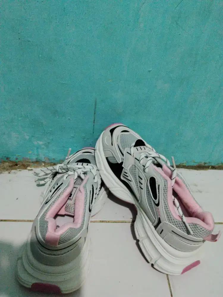 Sepatu running wanita
