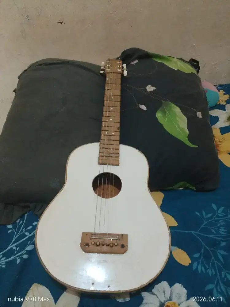 dijual gitar akustik no merk ukuran kecil-sedang cocok untuk belajar