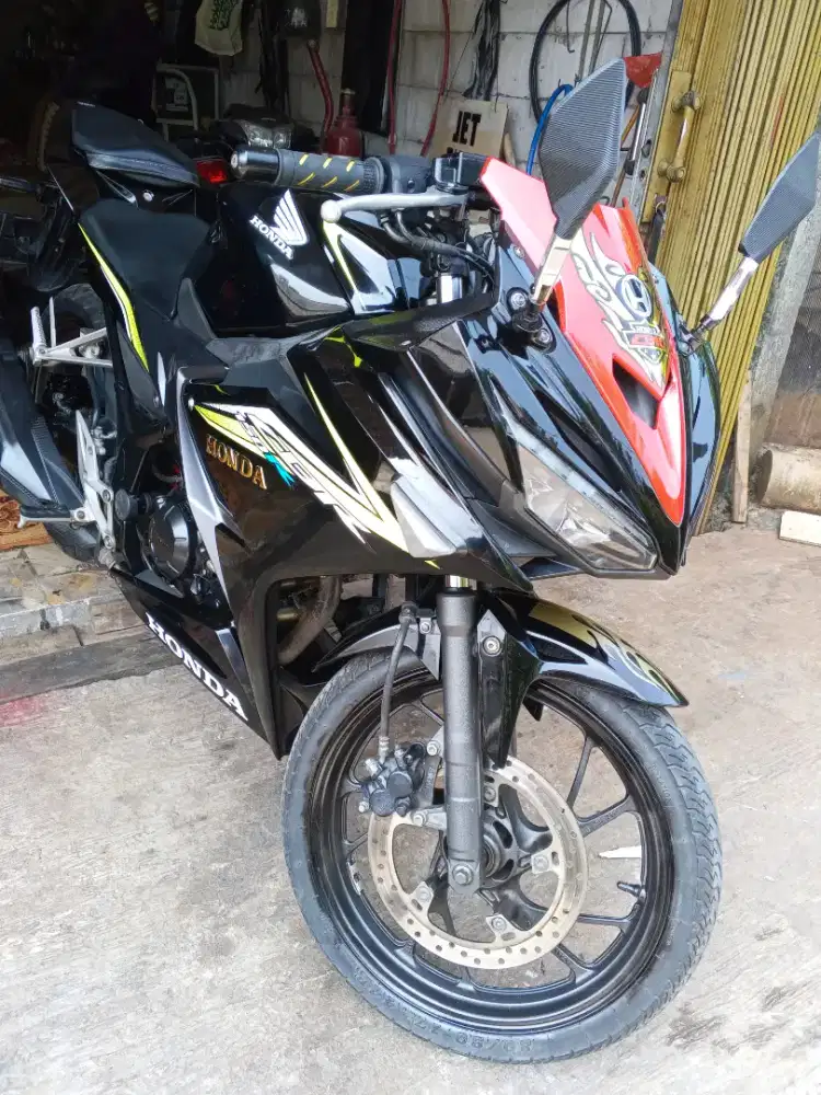 Motor CBR150R warna hitam tangan pertama suratnya dokumen lengkap