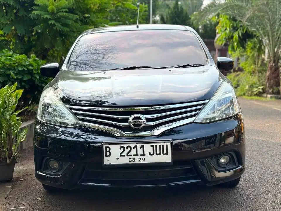 Nisaan Livina XV AT Hitam 2014