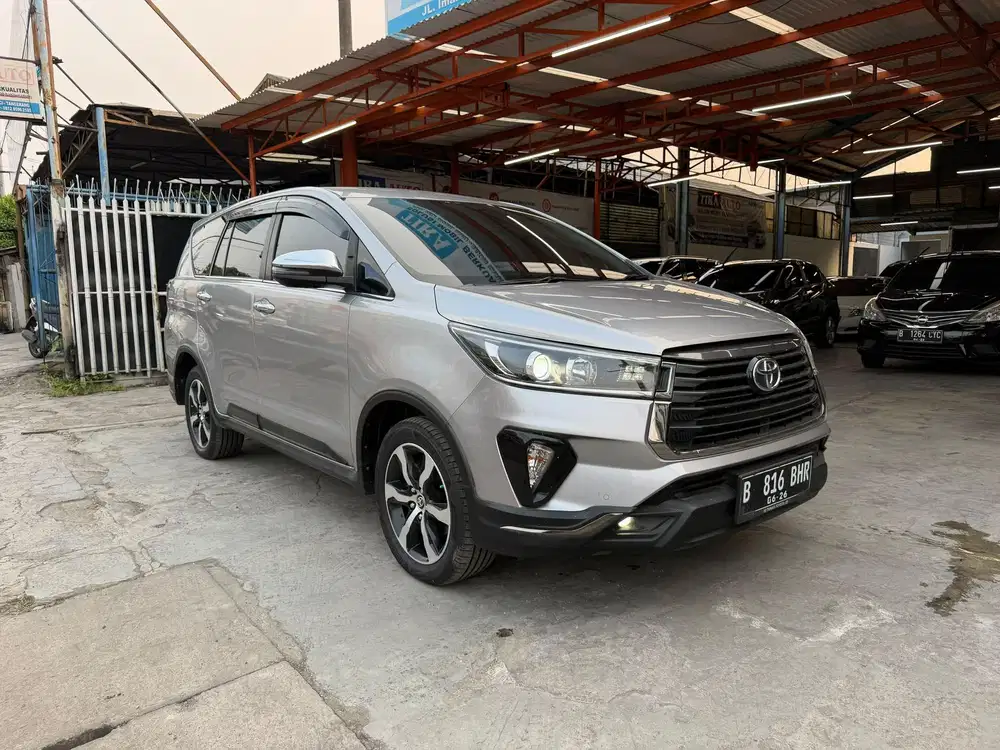 Toyota Kijang Innova 2.4 Venturer AT MATIC 2021 Silverkondisi istimewa