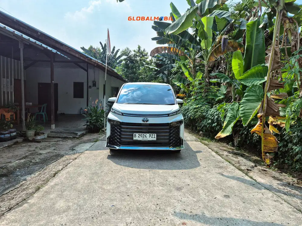 TOYOTA VOXY 2.0 CVT 2023 PUTIH (GANJIL)