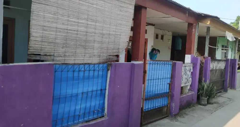DIJUAL RUMAH (BENTUK KONTRAKAN 3 PINTU) JUAL CEPAT