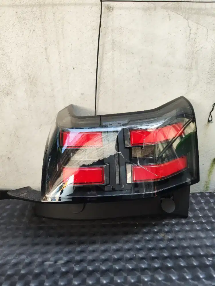 LAMPU KANAN MOBIL AION