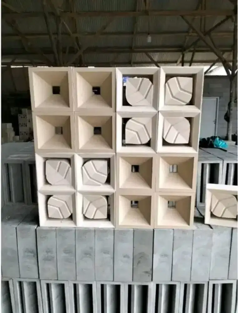 Menjual barang untuk mempercantik rumah kita