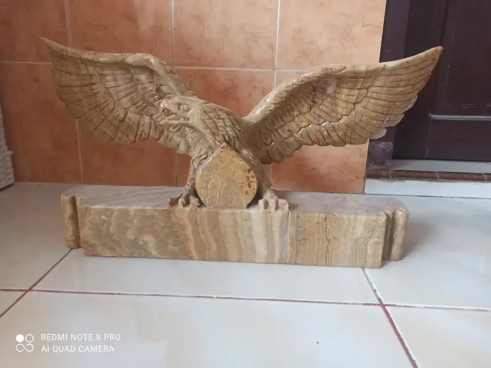 Kerajinan patung rajawali papan nama