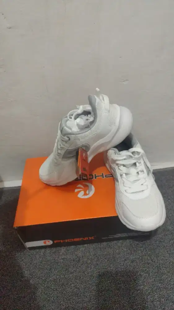 Phoenix shoes size 40(white)