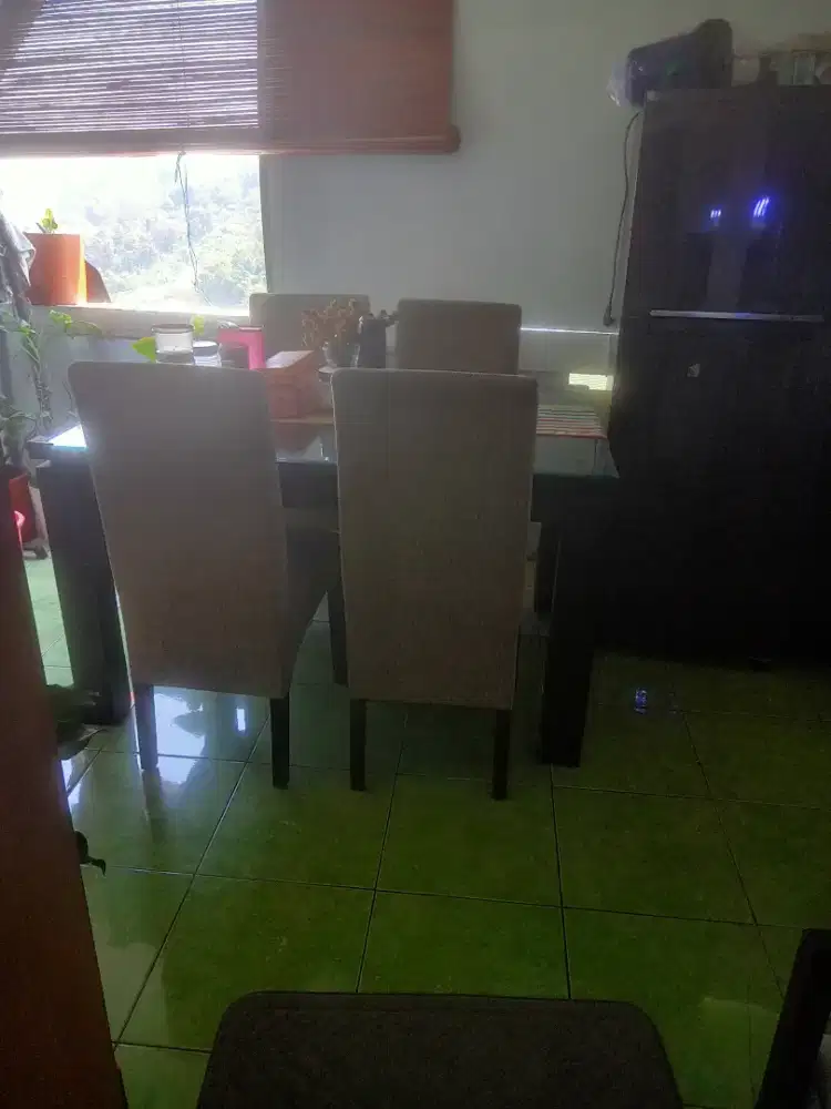 Meja makan lapis kaca
