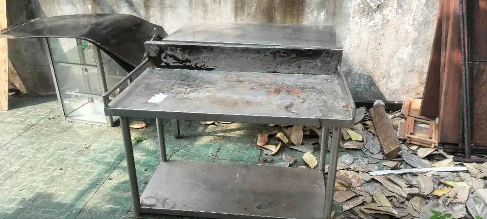 Meja stainless ada dua