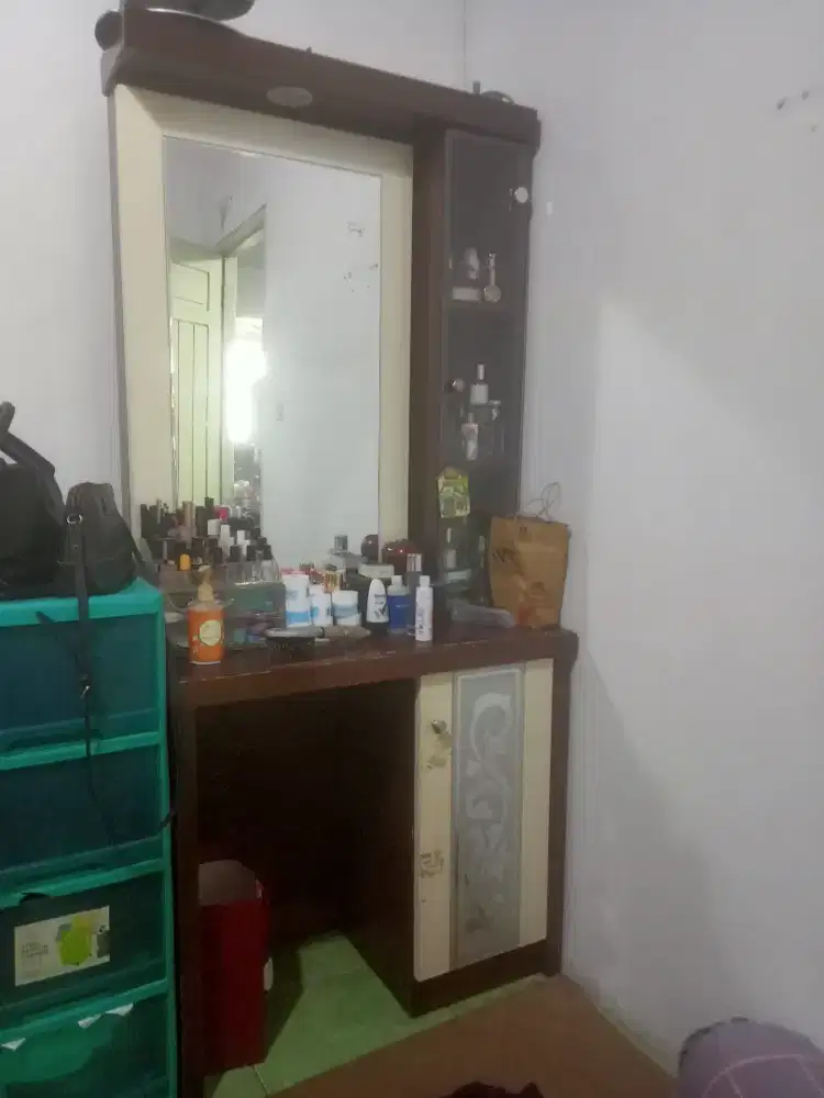Meja rias kokoh