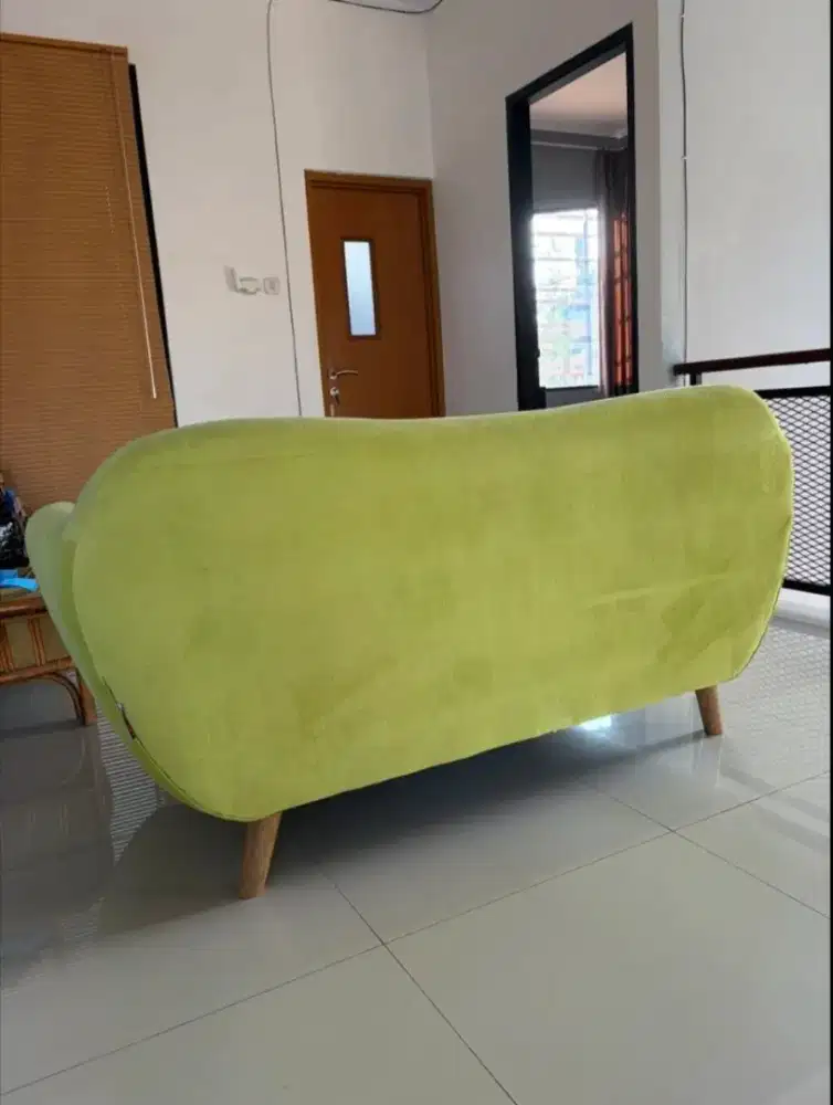Sofa Scandinavian Elegan – Warna Hijau Fresh, Kondisi Terawat