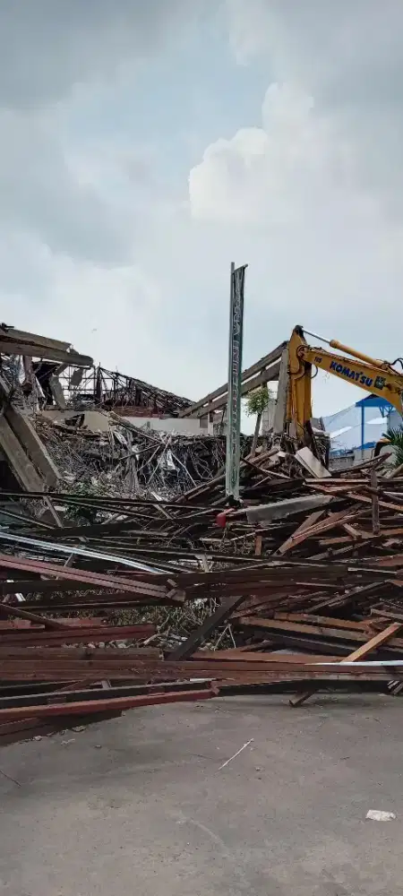 Galian basement bongkar bangunan gedung