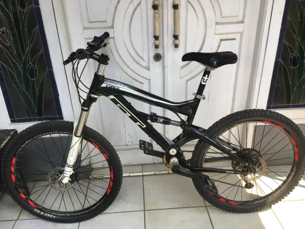 Sepeda MTB merk GT