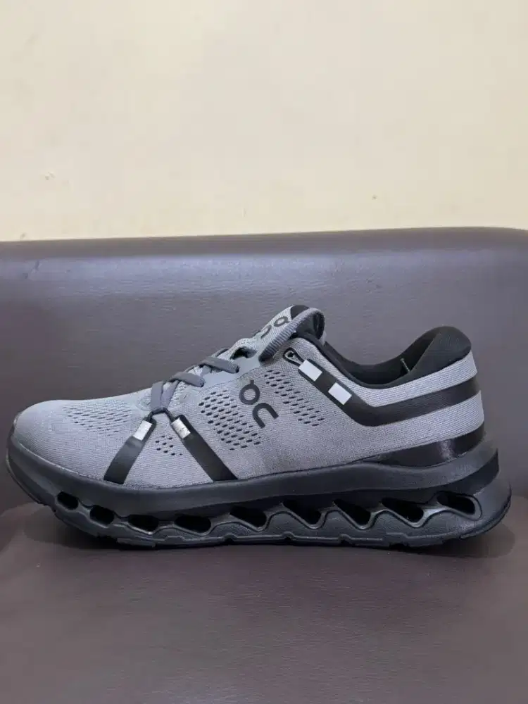 Sepatu on cloud (42) dan (43) sport/sneakers