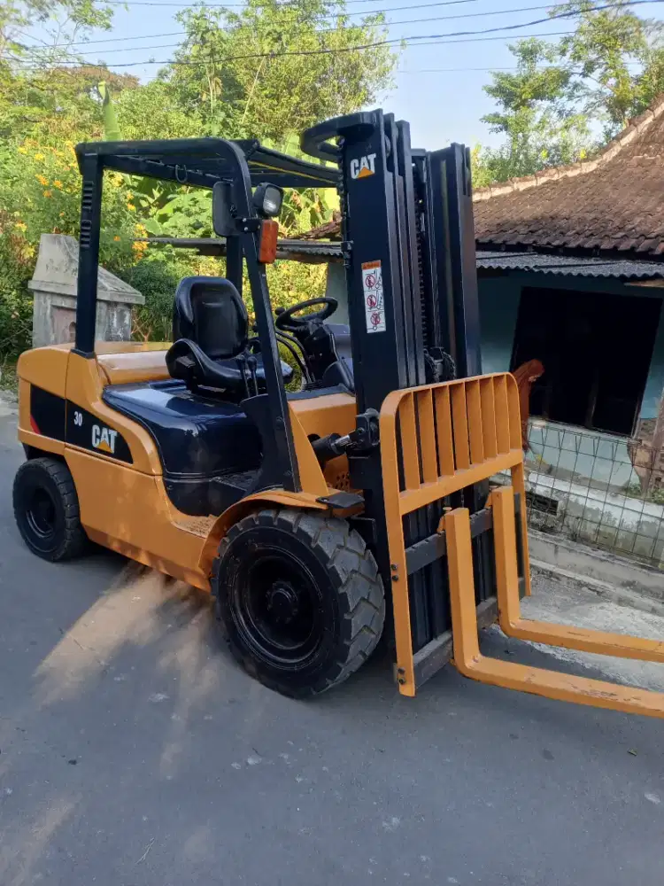 Forklift 3 Ton Caterpillar Lift Three lift