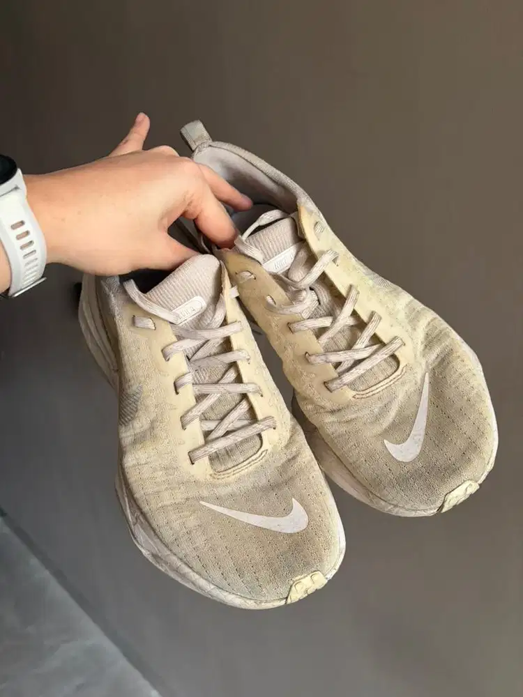 Sepatu lari Nike Invincibles putih/ white