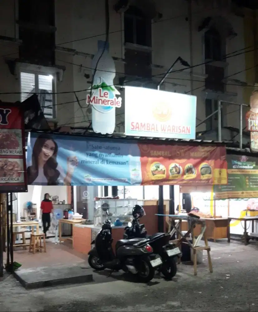 Dicari Waiter Wanita Segera