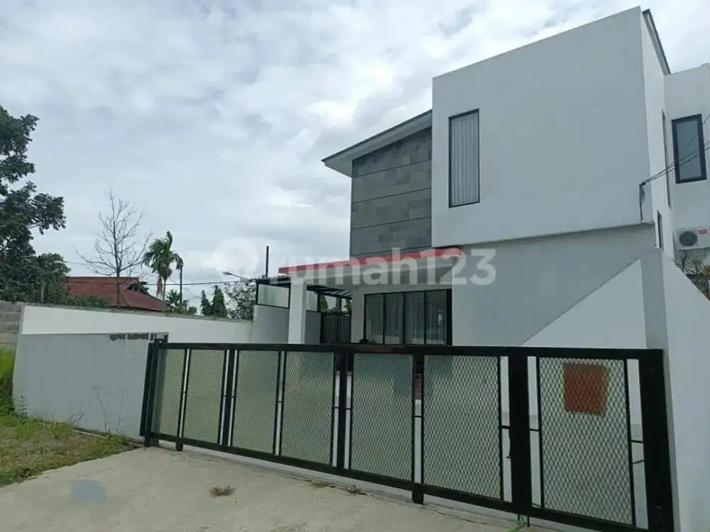 Rumah Bagus Siap Huni Dalam Cluster Setra Duta Sayap Paster