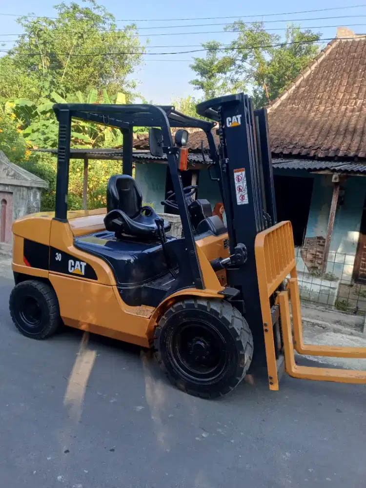 Forklift 3 Ton Caterpillar 2020 three lift nego murah