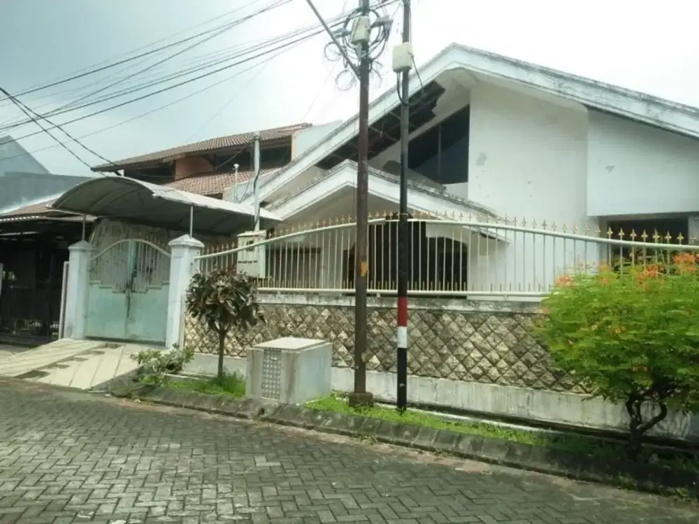 Rumah second bangunan kokoh luas 300 m di gayungsari lokasi elite dan nyaman
