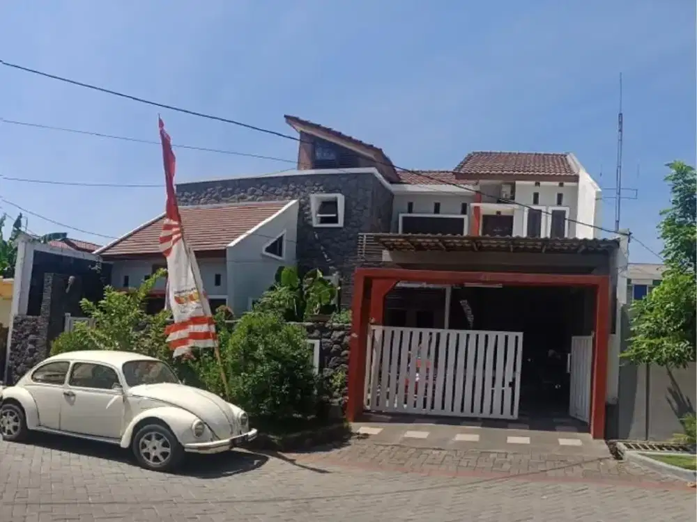Rumah Mewah 2 Lt di Gayungsari ada taman belakang lingkungan elite harga dibawah pasar