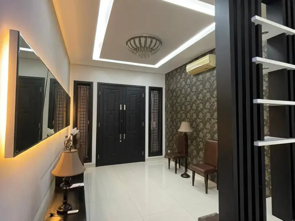 JUAL CEPAT Rumah Minimalis Mewah Pakuwon City, Full Furnished 2,5 Lantai