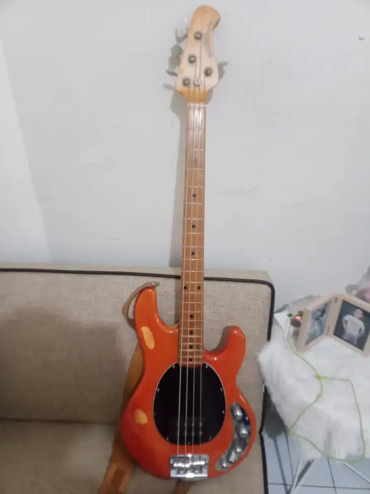 Jual bass listrik merek music man sting ray 4