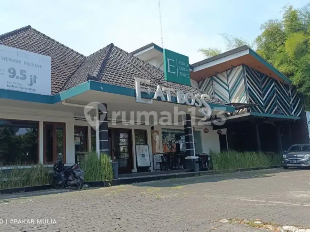 Rumah Cafe Di Dago Mainroad Bandung Diapit Kartika Sari