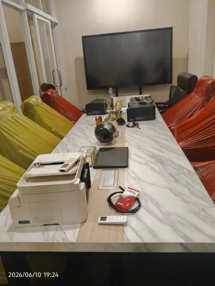 Meja meeting kantor