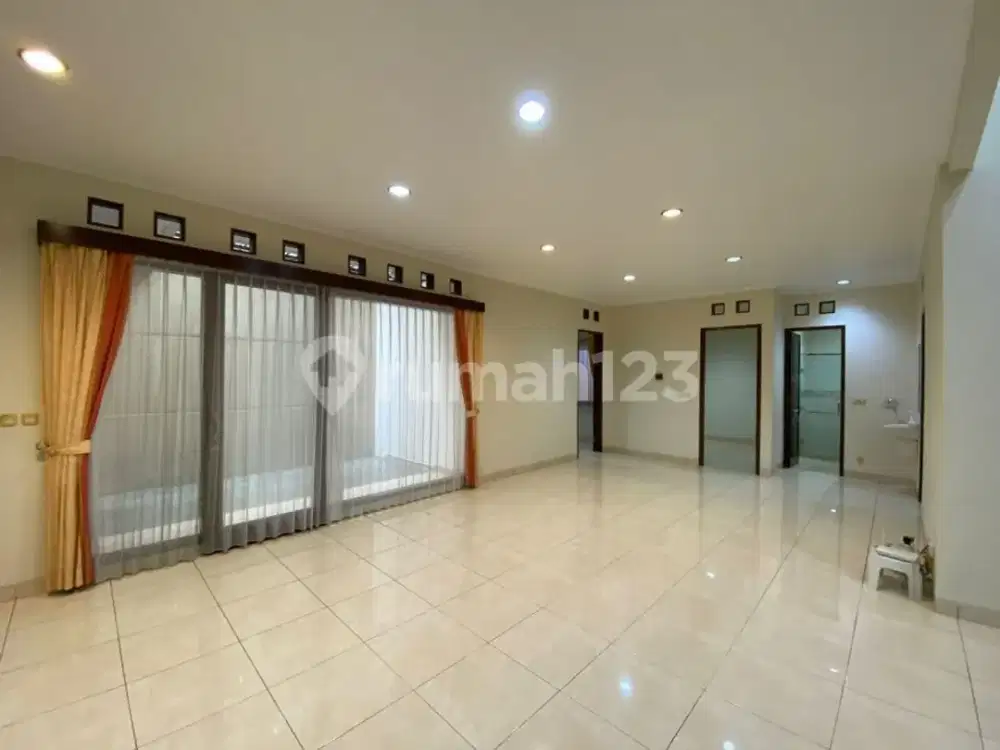 Rumah Terawat Siap Huni di Komplek Setraduta Bandung
