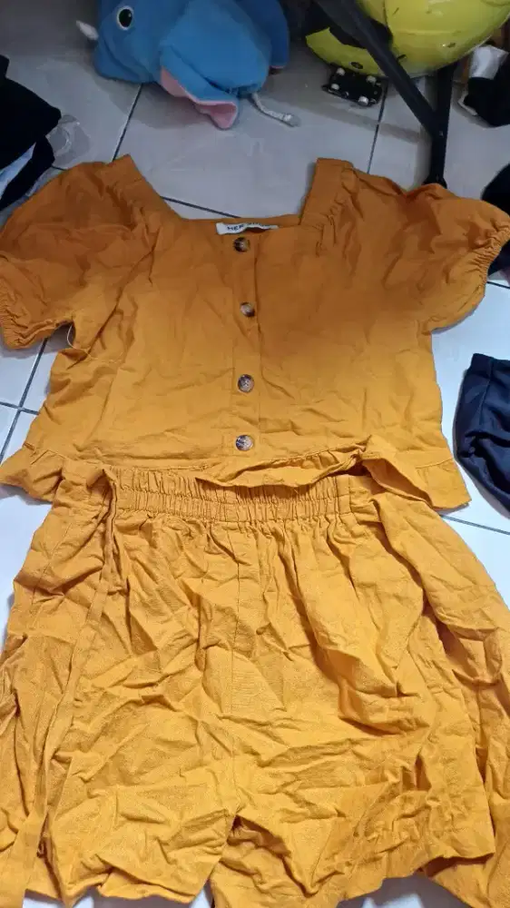 Setelan kuning fashion