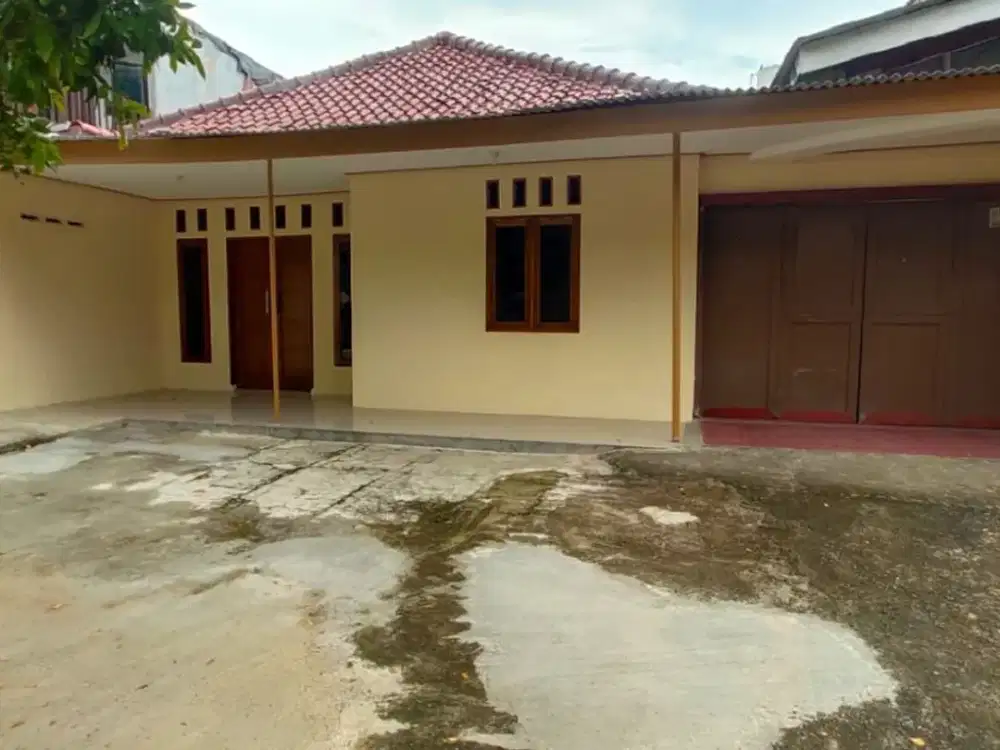 Rumah Disewakan di Cipete. Halaman Luas.