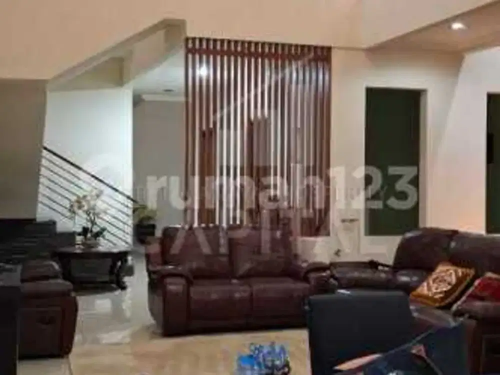 Rumah Cantik Nyaman Dan Siap Huni Dengan Taman Depan Belakang Yang Membuat Suasana Asri di Batununggal