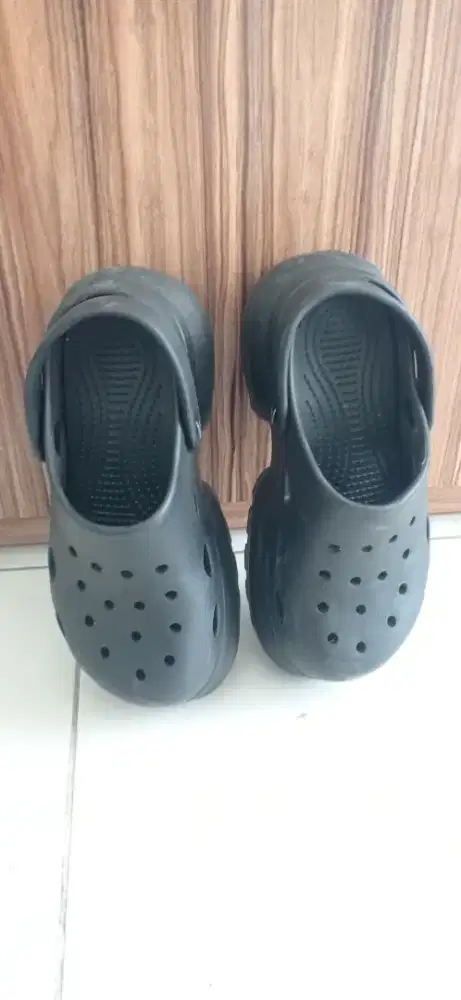 Sepatu hitam wanita