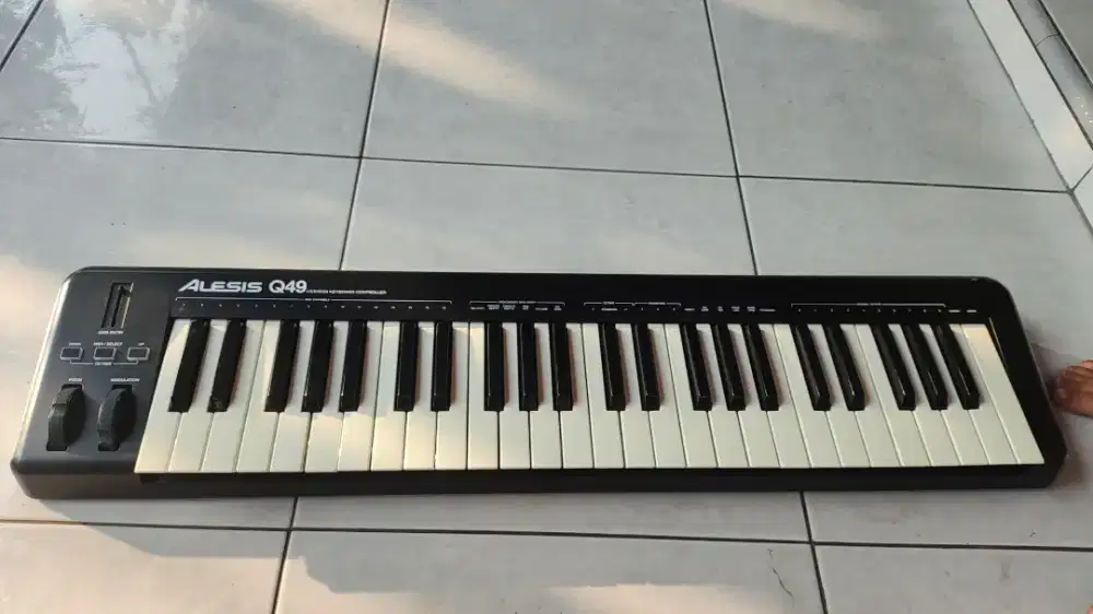 MIDI controller alesis Q49