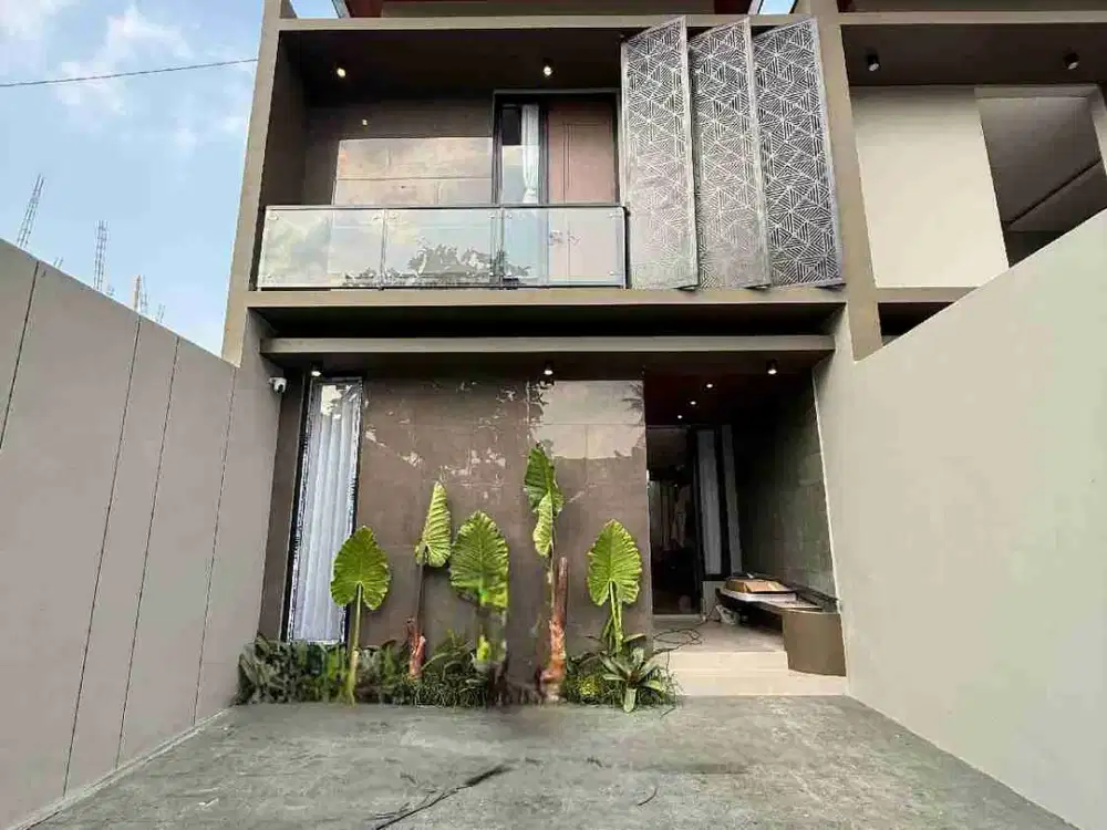 RUMAH MEWAH DENGAN KOLAM RENANG 2 LANTAI FULL FURNISHED DI JALAN KALIURANG KM. 10 NGAGLIK SLEMAN
