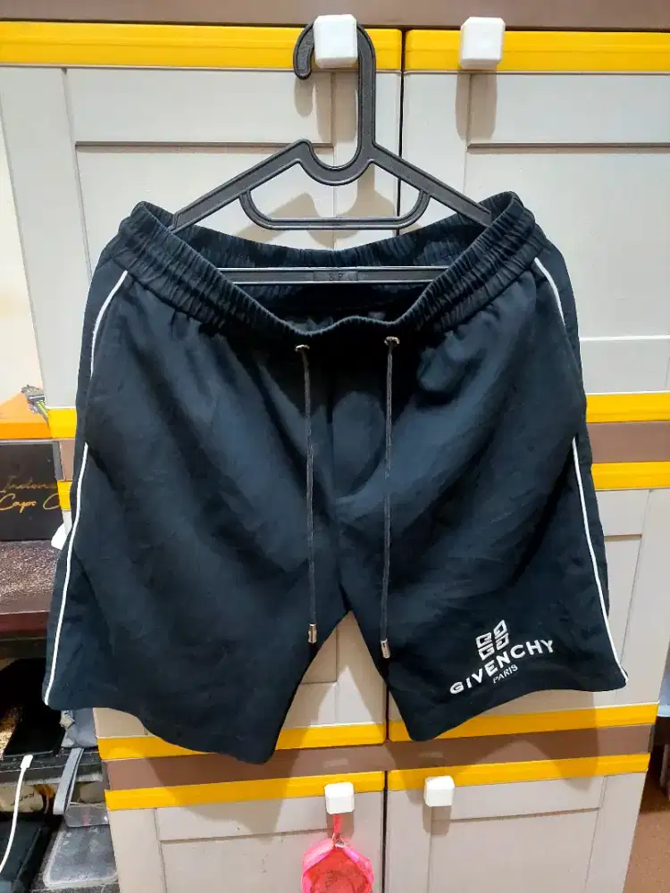 Celana pendek Givenchy