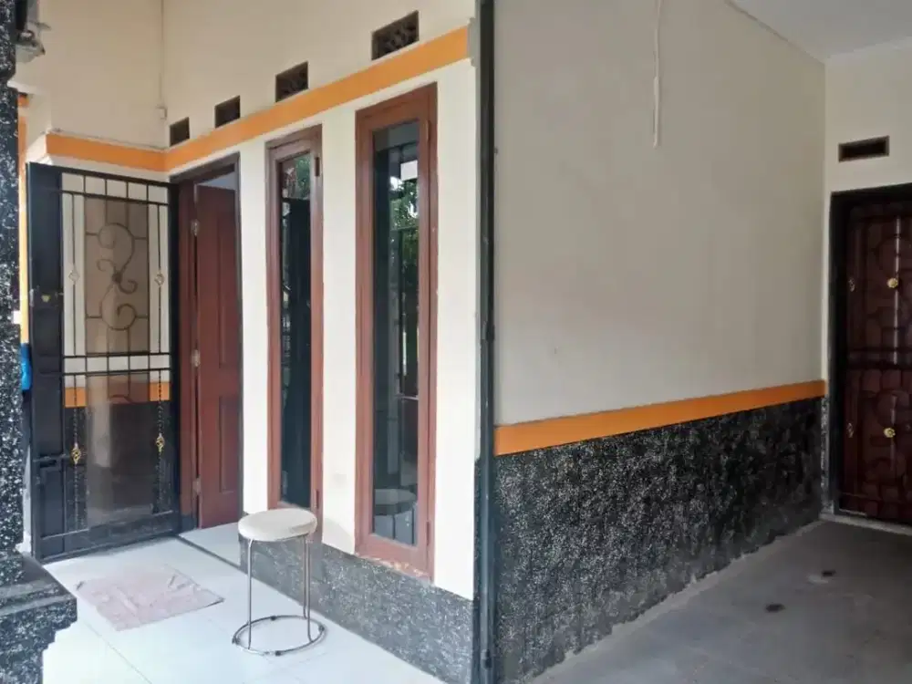 DISEWAKAN RUMAH / KANTOR 2 LANTAI SIAP HUNI DI SAYAP BUAH BATU BANDUNG LOKASI STRATEGIS