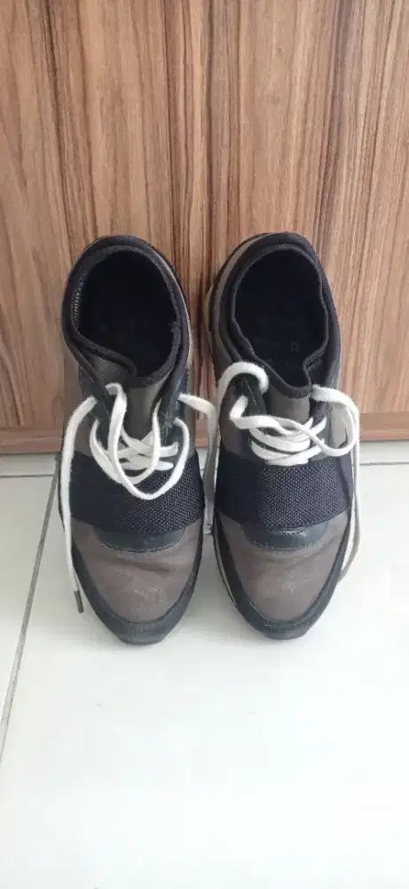Sepatu hitam bershka
