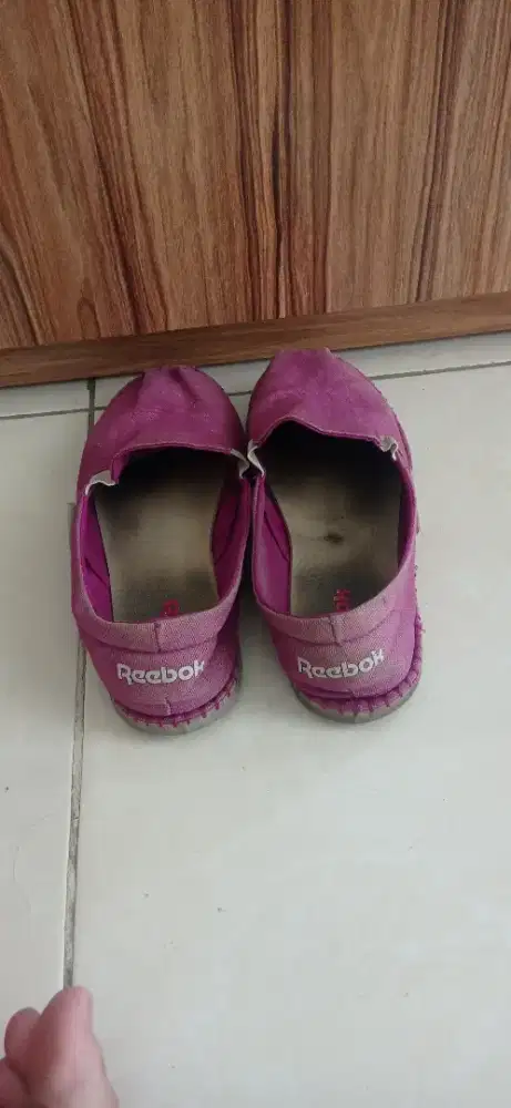 Sepatu rebook ungu